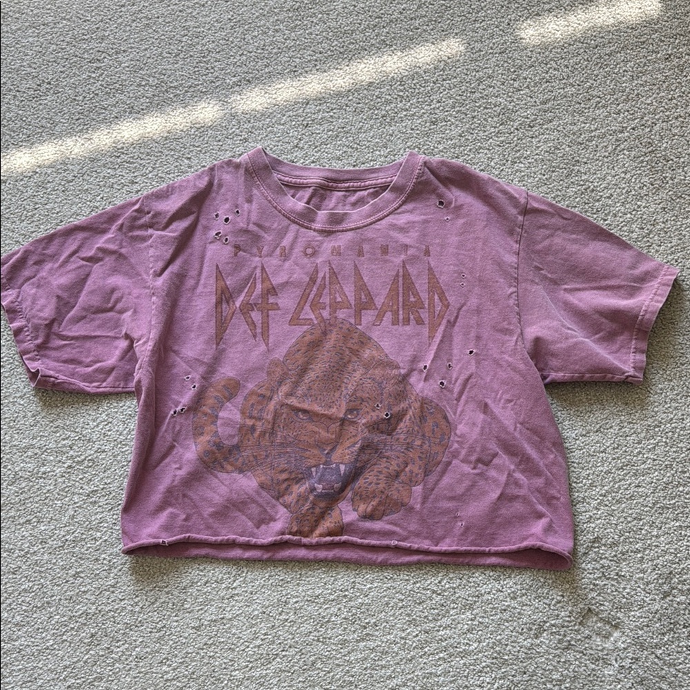 3 for $25 ❤️ // Cropped Def Leppard Graphic Tee